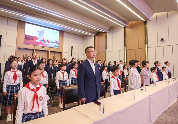 安信 同频共振，心潮澎湃，上海各界群众收看胜利日阅兵见证历史时刻