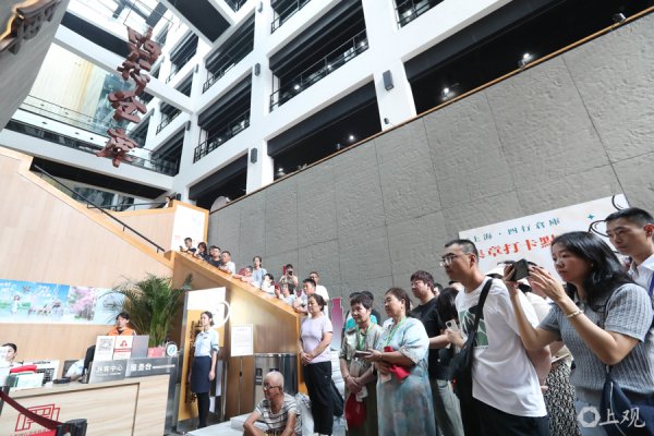 金鑫优配 城事 | 市民收看阅兵式：感受祖国强大与安全