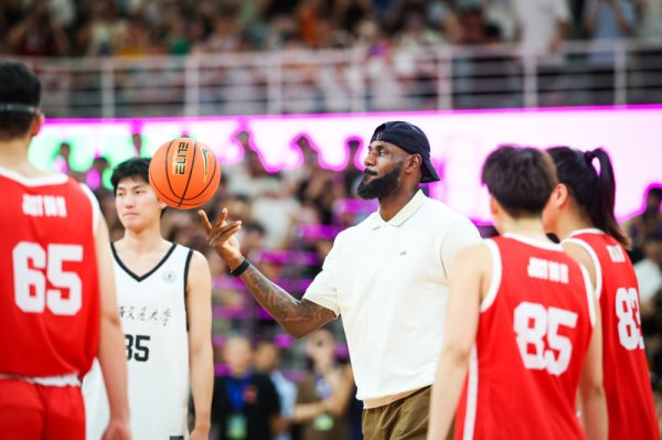 鑫优配 追星还是别追车了！詹姆斯在上海的冷与热