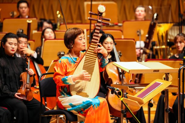 淘优配 音乐沟通中外，余隆携手吴蛮启幕上海交响乐团新乐季